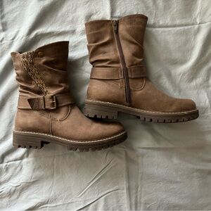 White mountain booties. Size 8. Smoke free, pet friendly home.